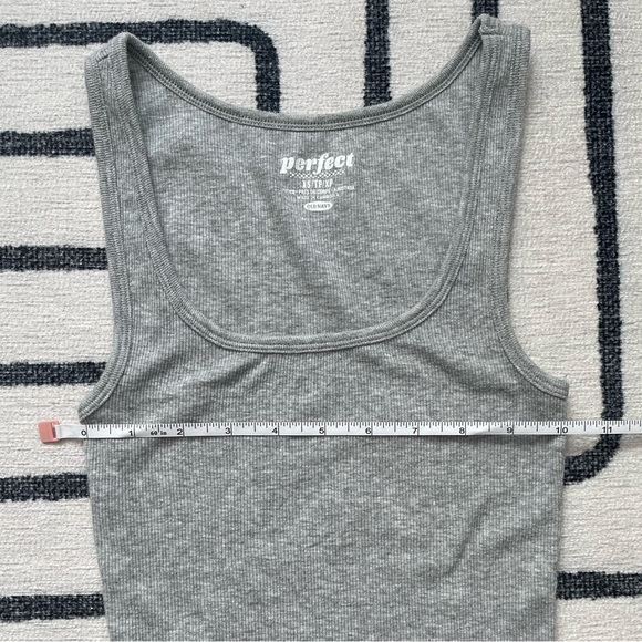 Old navy perfect ribbed tank top - Picture 3 of 5